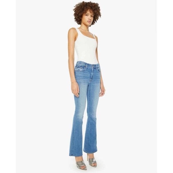 New MOTHER The Weekender Jeans Mid Rise Flare in Layover Wash Blue 25 - Picture 3 of 15